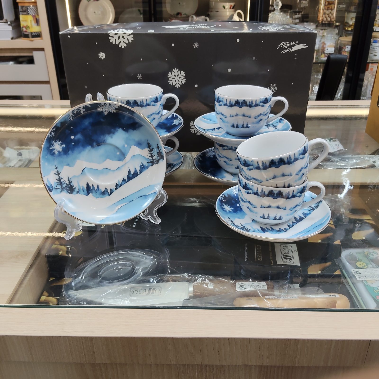 Display produk set cangkir natal di rak toko peralatan dapur