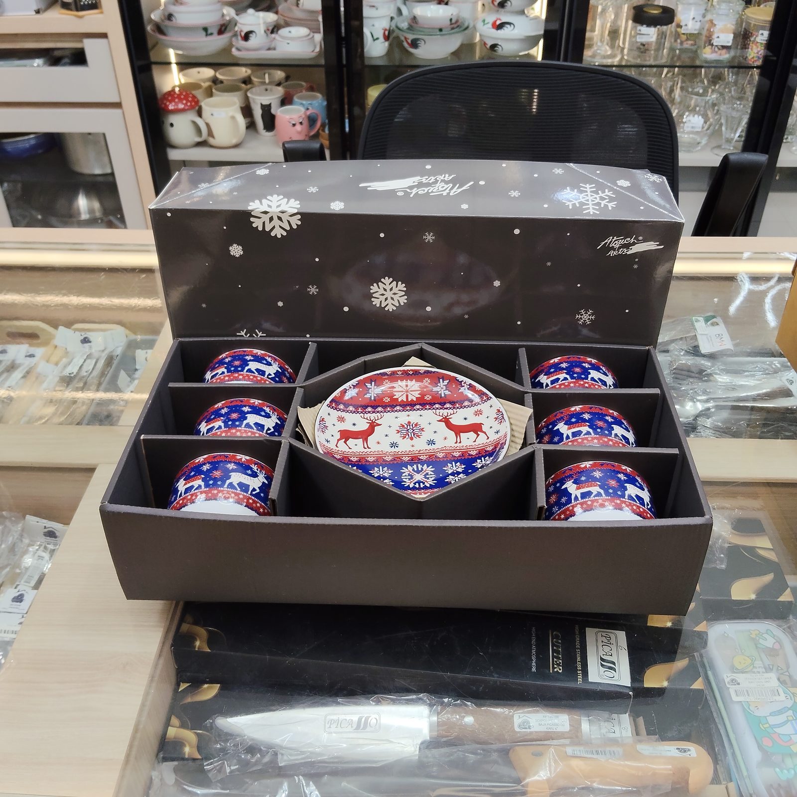 Box exclusive terbuka berisi set cup and saucer motif natal